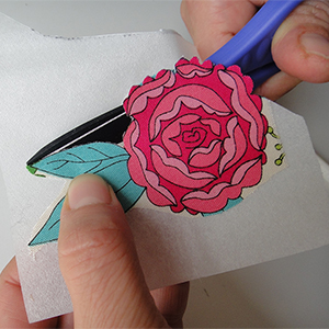 3. 撕開離型紙候用鐵氟龍剪刀(DW-5001T)將花朵剪下. 
DW-5001T 短小的刀口適合細部剪裁, 且其鐵氟龍剪刀處理可以有效防止沾黏.