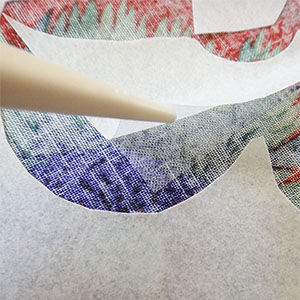 利用太極骨筆 (DW-FP11)可以將雙面膠襯平整的固在布上，讓撕開離型紙時膠是穩穩地黏在布上.