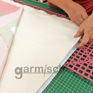 疏縫步驟1 將背布+鋪棉+表布平鋪於疏縫平台上.