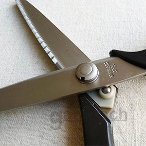 X'SOR SS2000K 鋼珠軸承設計，讓鋸齒剪刀開合更加滑順.