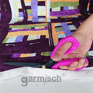 符合人體工學手把，可貼於桌面剪裁，用於多層布料或鋪棉剪裁一樣穩妥與省力.